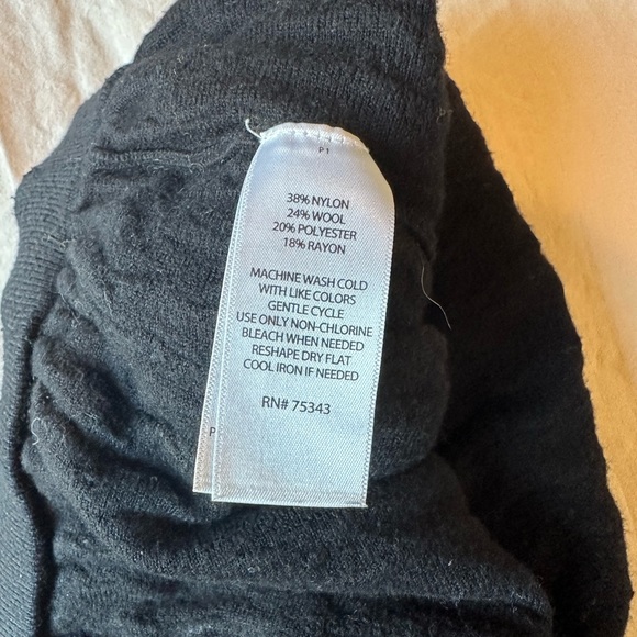 Willi Smith Large Skirt Black Textured
Knit Nylon, Wool, Polyester, Rayon Skirt - Picture 4 of 4